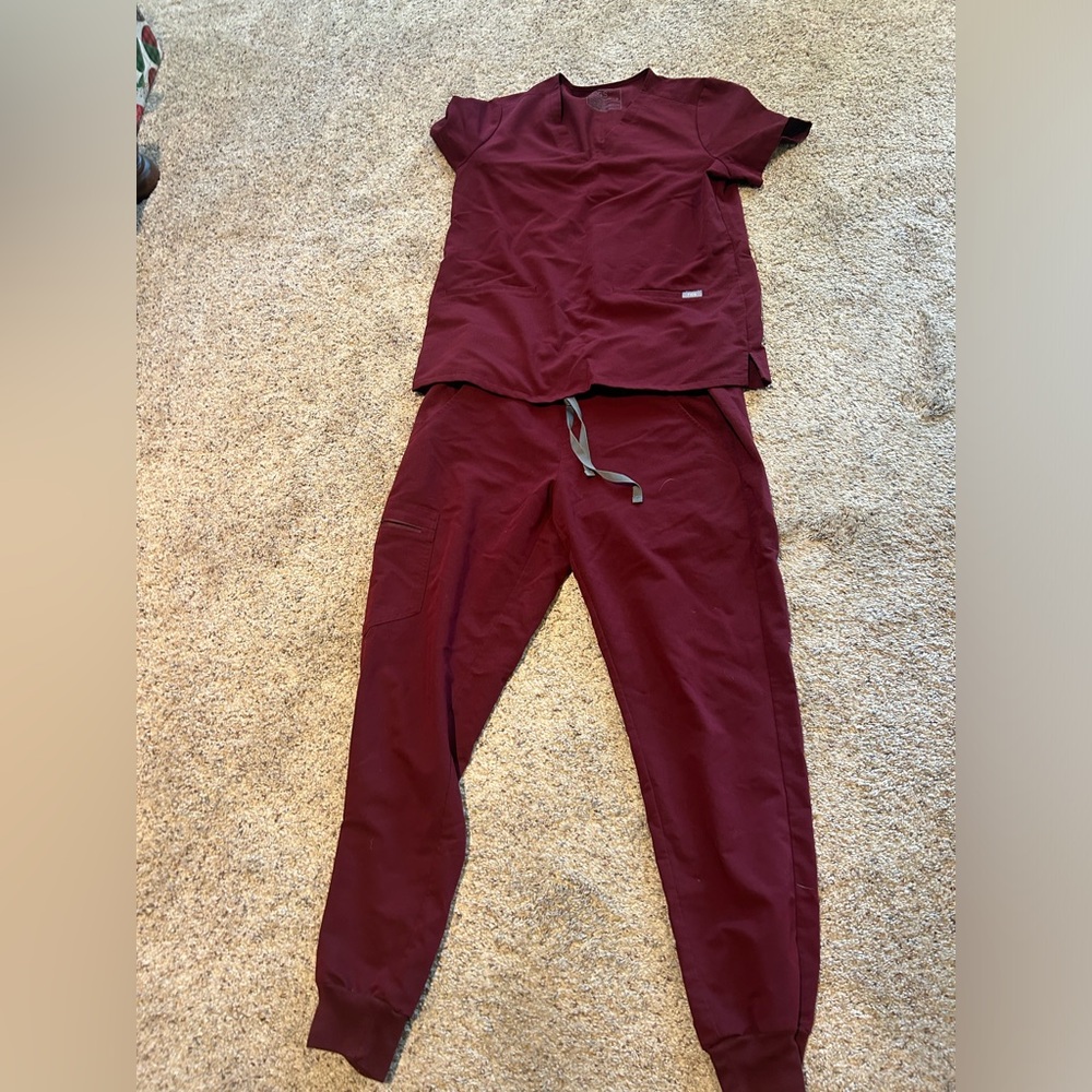 Maroon jogger figs